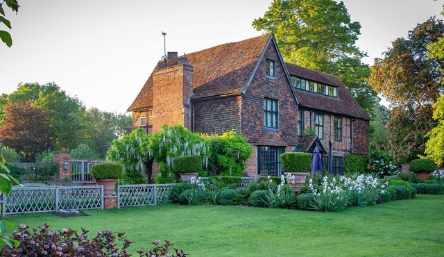 Chalford Manor - Swimming pool, tennis court, near pub