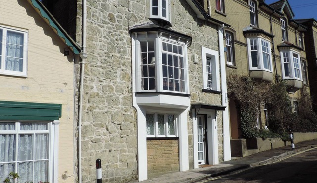 Character Stone Cottage, Heart of the Old Village,10 mins walk to the beach!