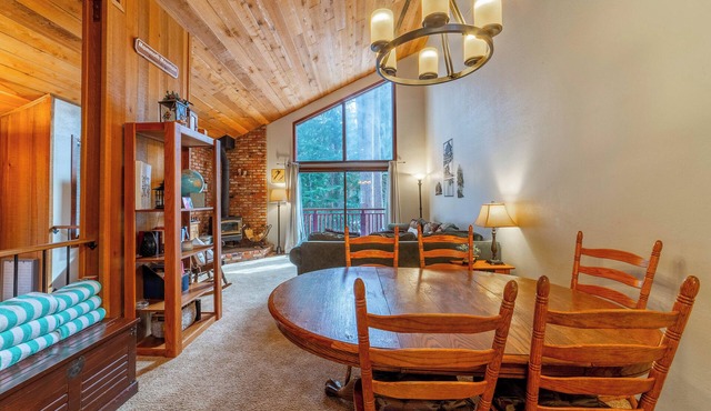 Charming 2/2 Tucked in the Trees; Hottub & Parking
