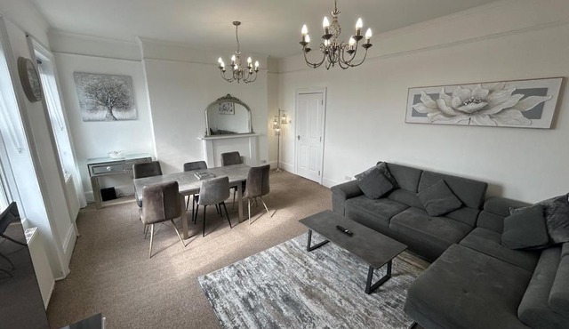 Charming 2-Bed Penthouse - Free Parking