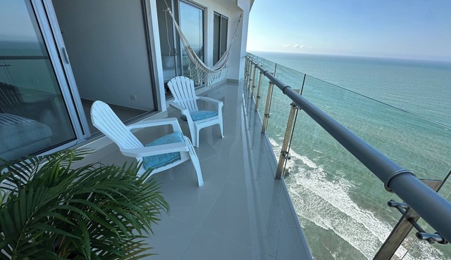 Charming 2-bedroom apartment in front of the Beach with WiFi, AC, Pool, Jacuzzi