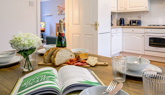 Charming 3-bed Home with Parking, Sky TV & WiFi