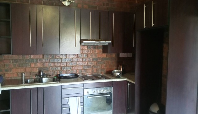 Charming 3-bedroom cottage with AC and WiFi in enchanting Germiston