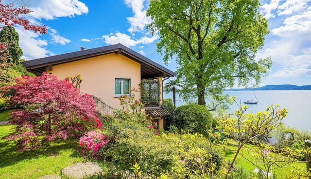 Charming 5-room house with approx. 6,000 m² lakeside plot