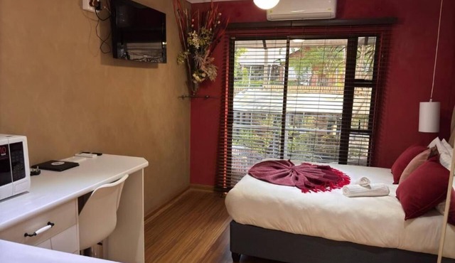 Charming 6-bedroom B&B with AC, WiFi in peaceful Rustenburg