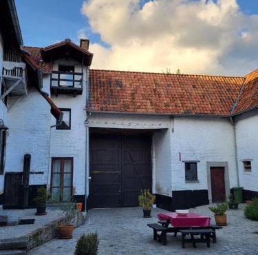 Charming and cosy ART DECO house in old historic farm with private natural pool and gardens with hiking and cycling trails nearby