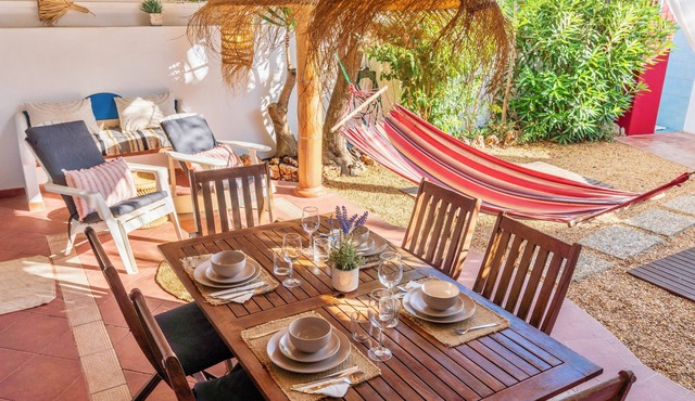 Charming apartment within walking distance of the beach, private garden and barbecue
