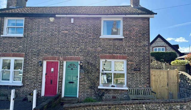 Charming Cottage Retreat with Garden in Historic Old Town, Eastbourne