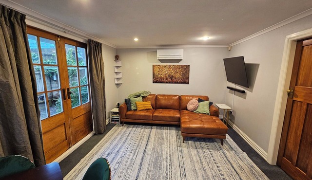 Charming Cottage Retreat – Close to Hospital & Newtown Cafes, with Garage