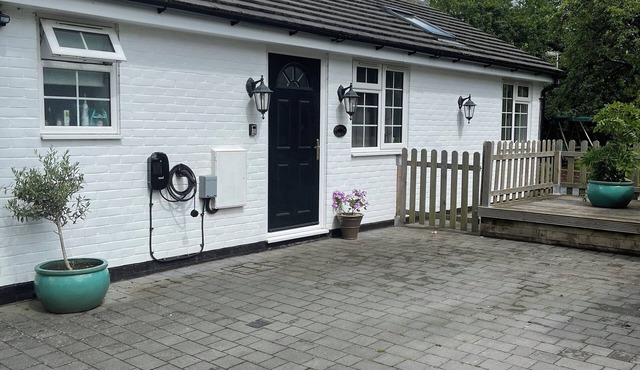 Charming Country Retreat 1 Bedroom Bungalow, Sleeps 4. Nr Bicester & Silverstone