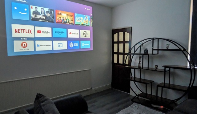 Charming Cozy 4-bedroom house with Projector, Snack cupboard, Highspeed WI-FI