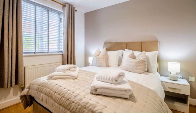 Charming 2 Bedroom 2 Bathroom Flat Free Parking Sky TV