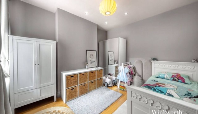 Charming, ground floor two bedroom garden maisonette with WiFi in London
