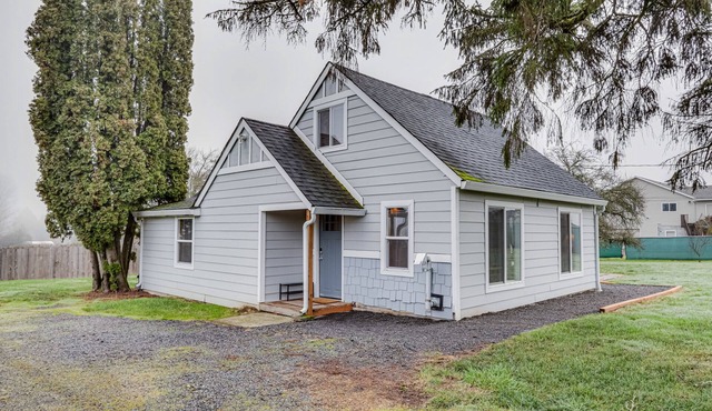 Charming Happy Valley Home: 13 Mi to Portland!
