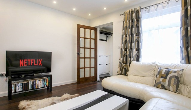 Charming Home - Free Parking - Private Garden - Pass the Keys