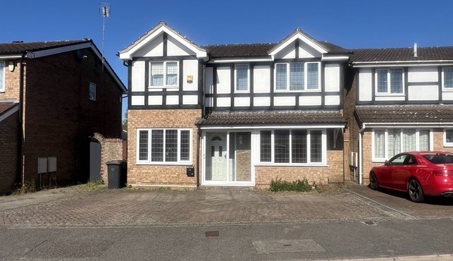 Charming Houghton Regis House with 4 Bedrooms