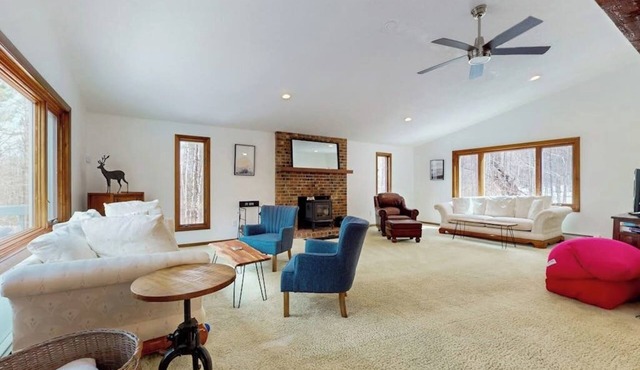 Charming house w/privacy, bbq, seasonal balcony, hammock, fire pit, w/d, wifi