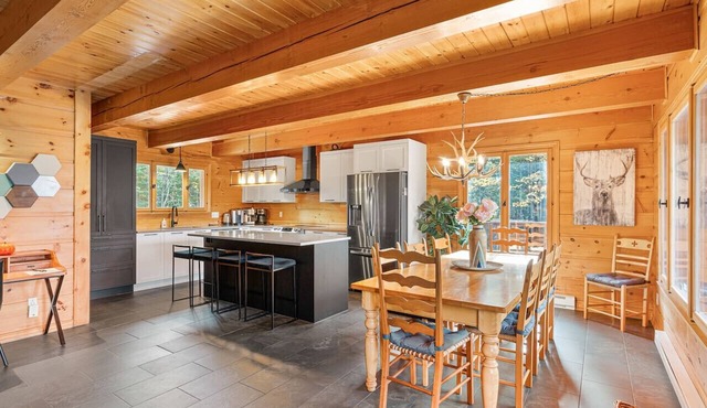 Charming Lac Supérieur Chalet: Private Spa & Sauna