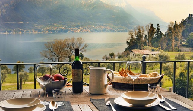 Charming Lake View Apartment with balcony close to the center