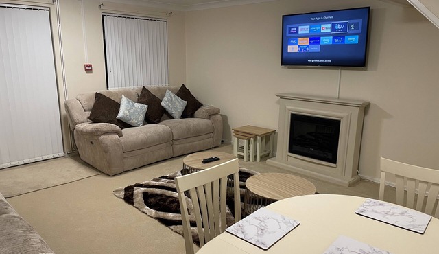 Cheerful 3 Bedroomed house,with parking and free intern free