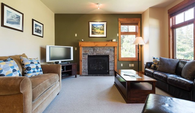 Cheerful Condo with Mountain Views! Community Hot Tub!