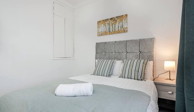 Chic 2-Bedroom Flat - Sleeps 5 - Central Tilbury