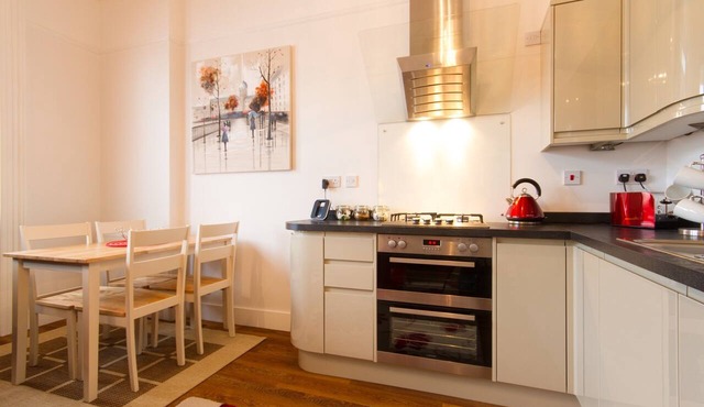 Chic and central 1st floor apartment close to beach and cafes