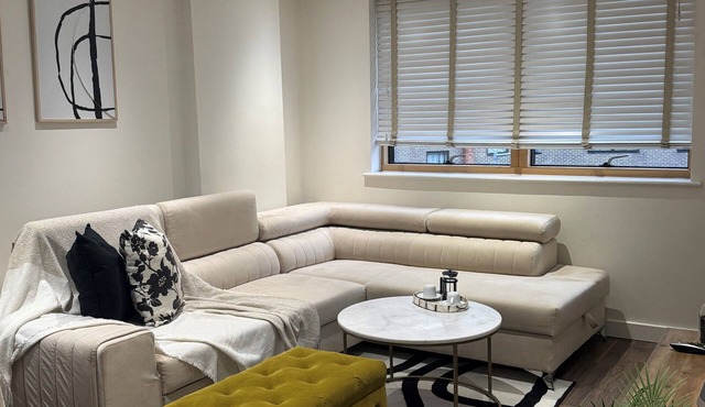 Chic Apartment in London - Modern & Cosy, Sleeps 4
