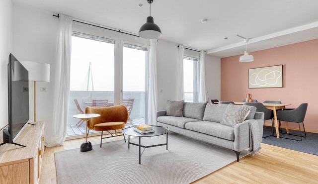 Chic Marinatower 3BR w/Gym & Elevator, nr metro U2, by Blueground