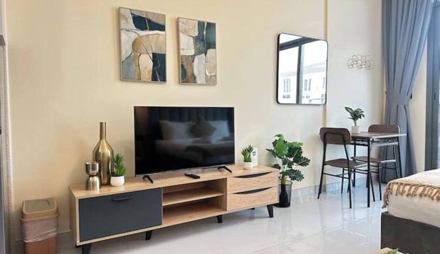 Chic Modern Studio with Balcony in Arjan – Perfect Family Retreat