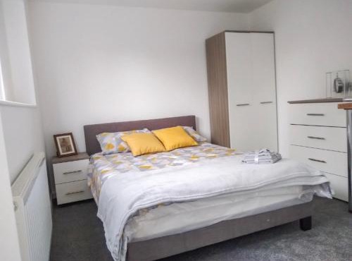 City Vacations Corby near Rockingham Double en- suite room in shared property Communal kitchen & garden