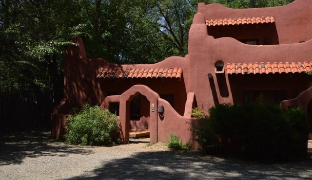 Classic adobe home one quarter mile from Taos Plaza/hot tub