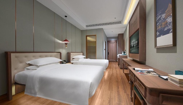 Cloud-Walk Hotel Panoramic High-Rise Cityscape Within 100 Meters of Metro Line 3