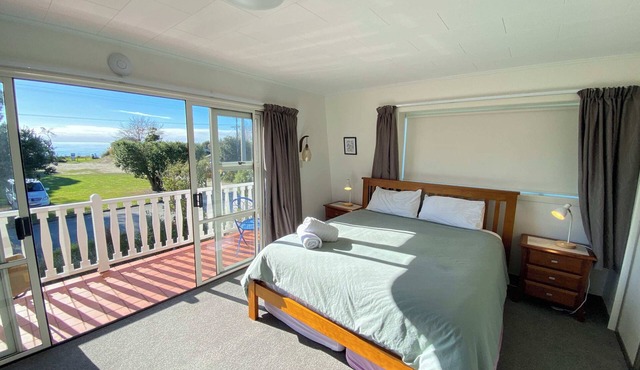 Coastal Charm - Ocean View in Patons Rock