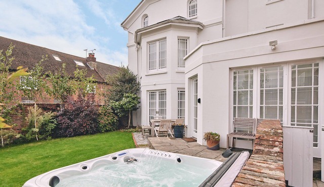 Coastal Manor Retreat - Luxury Cottages