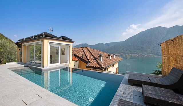 Colonno Penthouse Holiday Home with Lake View, Infinity Pool and Hot Tub