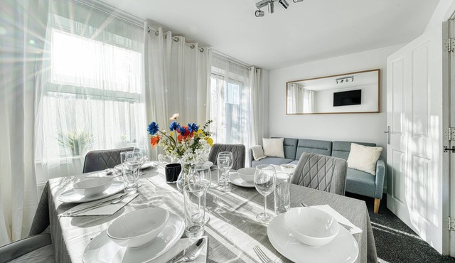 Comfort Lettings - Comfy 4bedroom/8 Beds & 2 Free Parking,Garden,Family Friendly