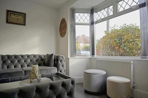 Comfortable 3-Bed Home - Driveway Parking