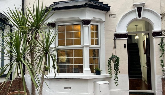 Comfortable 5‑Bedroom House Sleeps 10+ Fully Equipped With a Garden