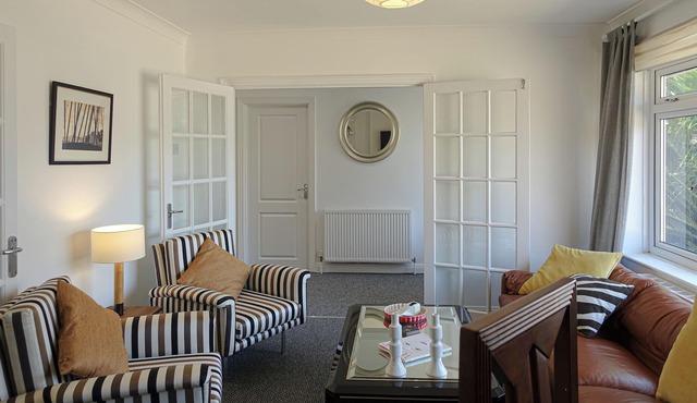 Comfortable 2 Bedroom 2 Bathroom House With 2 Private Parking Bays Near Station