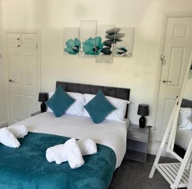 Comfy 3-Bedroom Home, Patio, Wi-Fi & Parking