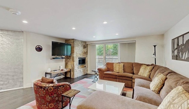 Comfy condo with pool & hot tub - near the lifts & year-round activities