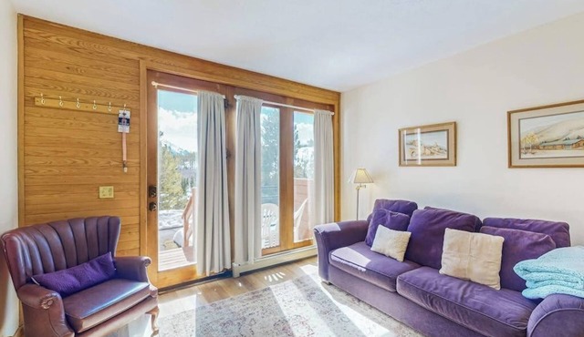 Comfy getaway with mountain views, pool, sauna, hot tub, & rec center