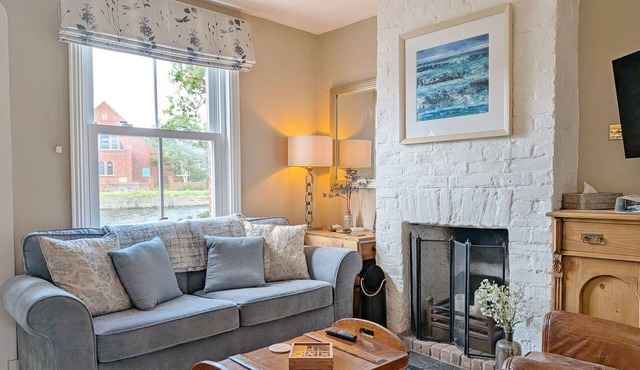 Compass Cottage , Emsworth - a cottage that sleeps 4 guests in 2 bedrooms