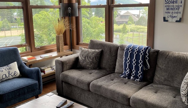 Condo best view of lake and mountains beside Mont-Tremblant-