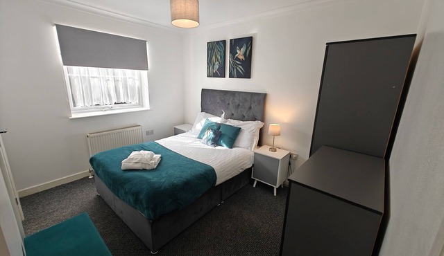 Contemporary 2 Bed Flat with Garden - Sleeps 7