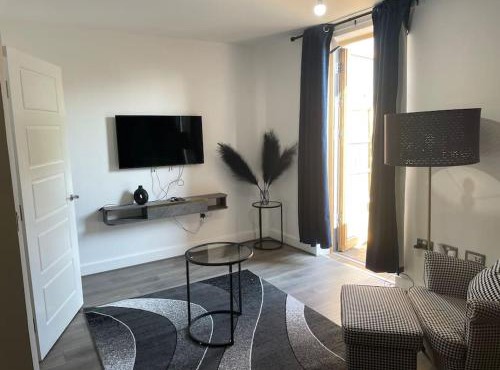 Contemporary Haven: 4-Bed House in Dagenham