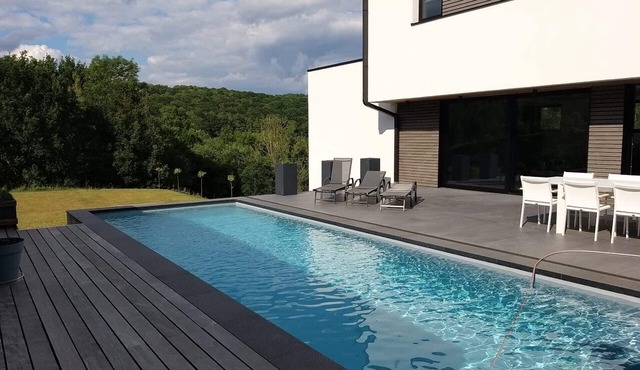 Contemporary house in peaceful, leafy neighborhood ideal for relaxing