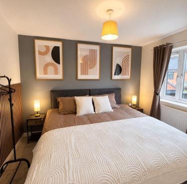 Contractor Friendly 4BDR 9 Guest Stay near Universal with Car Parking for 3
