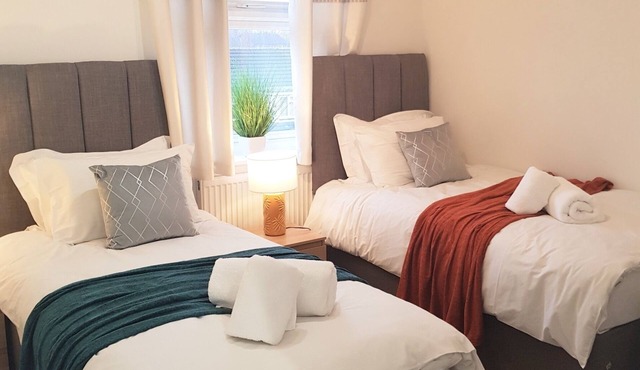 CONTRACTORS *2 BED APARTMENT FREE PARKING FREEWI-FI
